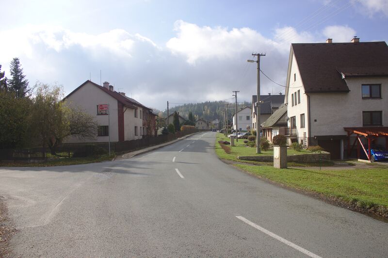 ملف:Dlouhoňovice, hlavní silnice.jpg