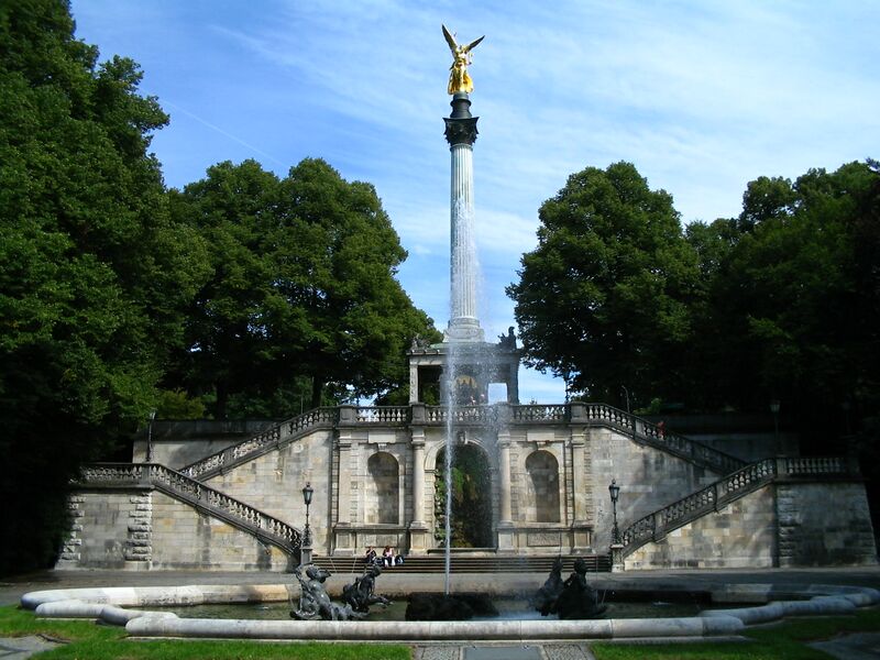 ملف:Muenchen- Friedensenangel.JPG