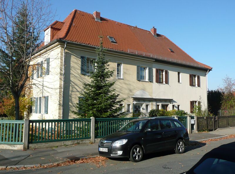 ملف:Doppelhaus Niedersedlitz Veilchenstraße2-4.JPG