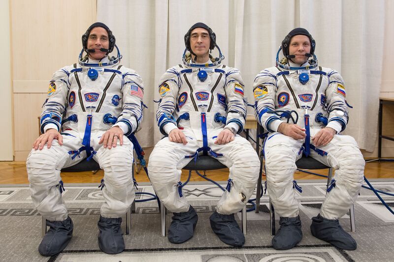 ملف:Expedition 63 Preflight (JSC2020-E-017082).jpg