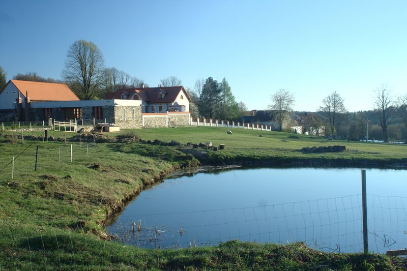 ملف:Hrachov, rybník.jpg