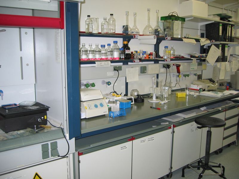 ملف:Lab bench.jpg