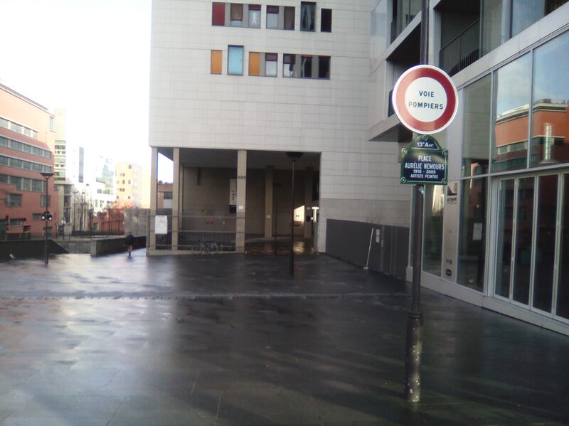 ملف:Place Aurélie Nemours.jpg