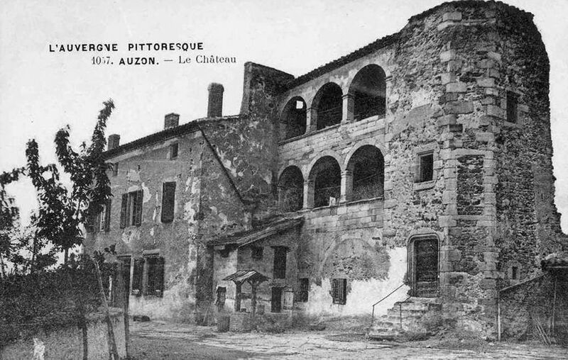 ملف:Auzon chateau 1900.jpg