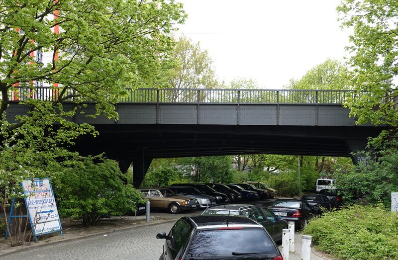 ملف:Eisenbahnbrücke Cuxhavener Straße (Berlin-Hansaviertel).jpg