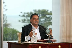 عزمي بشارة محاضرا في قصر قرطاج في تونس.jpg