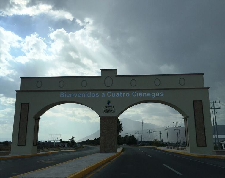 ملف:Arco entrada, cuatrocienegas.JPG