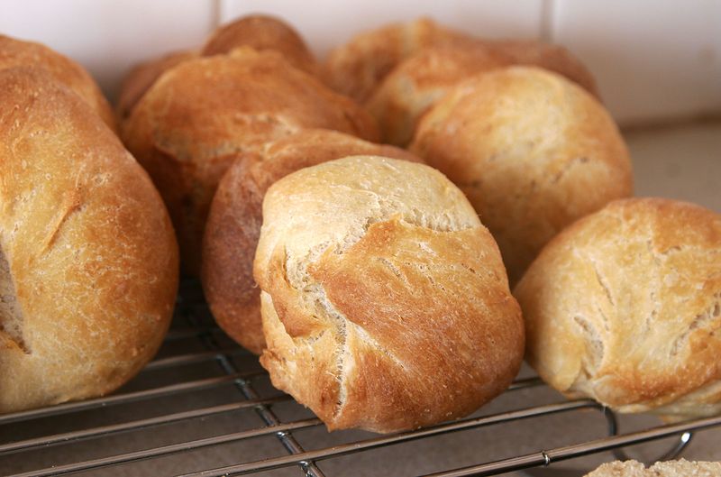 ملف:Bread rolls.jpg