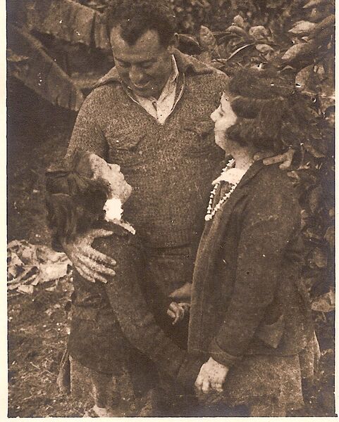 ملف:יהודה צרפתי ובנותיו.jpg