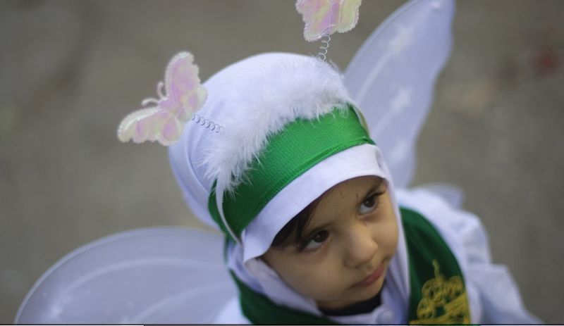 ملف:طفلة من خرم آباد جنوب العاصمة الإيرانية، طهران، ترتدي ملابس خاصة بإحياء ذكرى عاشوراء 2010.jpg