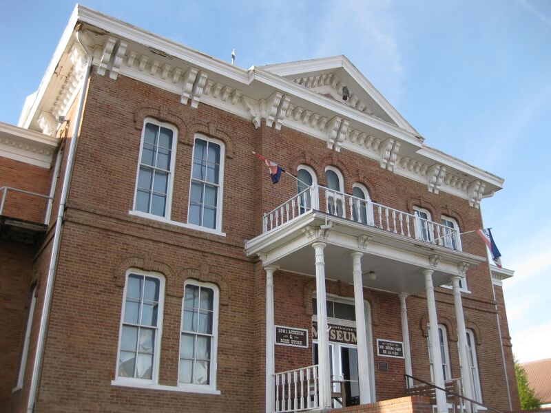 ملف:Custer County Courthouse, Custer.jpg