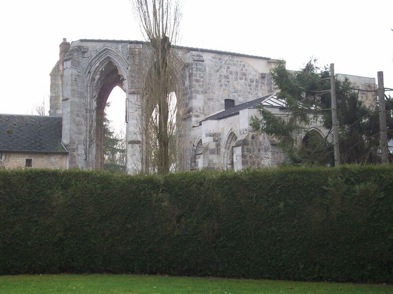 ملف:Ruines de l'église prieurale.JPG