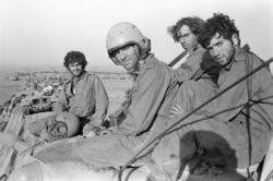 مجموعة من الجنود على ظهر دبابات الحراسة في سيناء