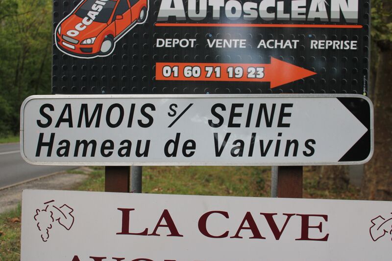 ملف:Panneau directionnel Valvins.jpg