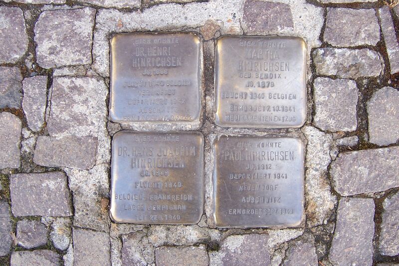 ملف:Stolpersteine Musikbibliothek Peters.JPG