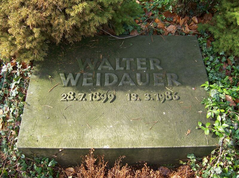 ملف:Walter Weidauer Grab.JPG