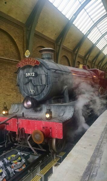 ملف:Hogwarts Express (16243766974).jpg