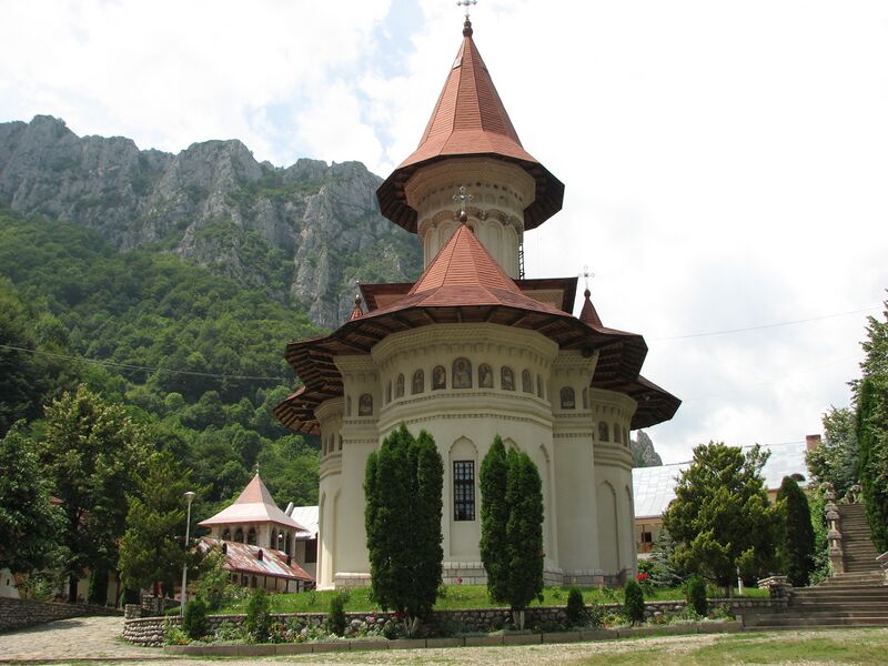 ملف:Manastirea Rameti vara 2.jpg