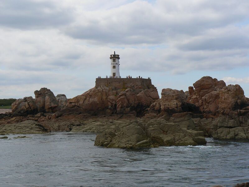 ملف:Bréhat-phare-paon.jpg