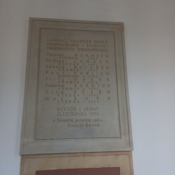 ملف:Gedenktafel Nobelpreisträger Universität Breslau.jpg