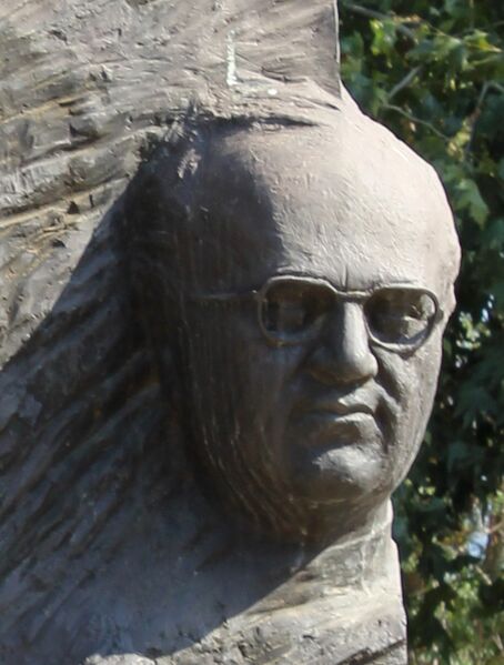 ملف:MumcuDenkmalSelcuk (cropped).JPG