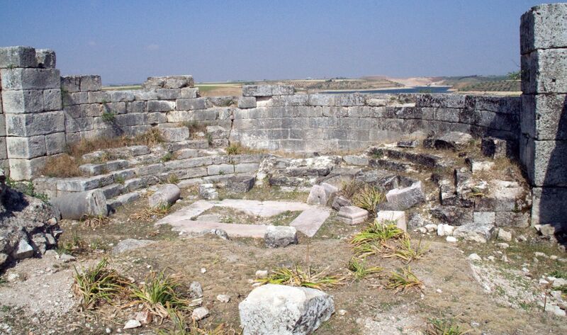 ملف:Apameia (Syrien), Ostkathedrale Synthronon.jpg