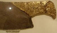 منظر مقرب لسرخ دجر على سكين الصوان الاحتفالية في متحف أونتاريو الملكي.