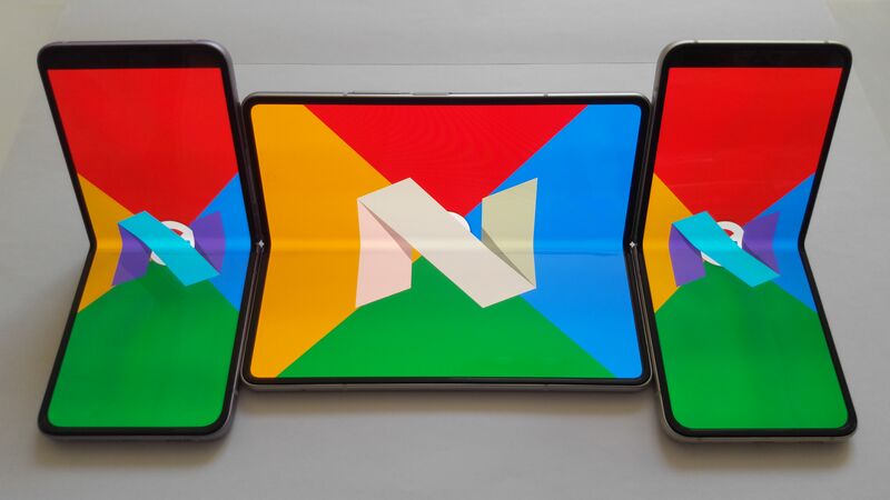 ملف:Foldable smartphone (Android Nougat).jpg