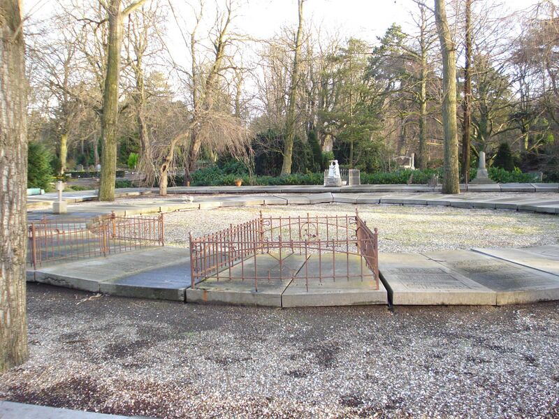 ملف:Rotterdam begraafplaats Crooswijk grafheuvel.jpg