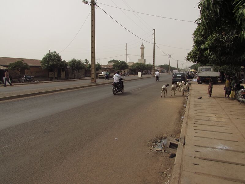 ملف:Straßenbild djougou.JPG