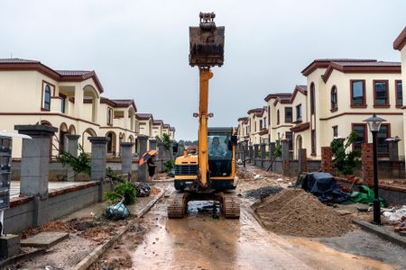 الإنشاءات في المنتجع الدولي على خليج سيالونگ، بالقرب من أكبر قاعدة بحرية في كمبوديا.