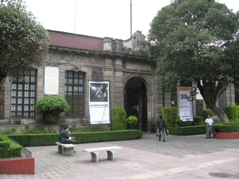 ملف:EntranceMexicoCityLibrary.JPG