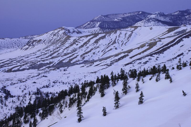 ملف:渋峠から見た、まだ雪の残る早朝の草津白根山 Pcs34560 IMG 2956.jpg