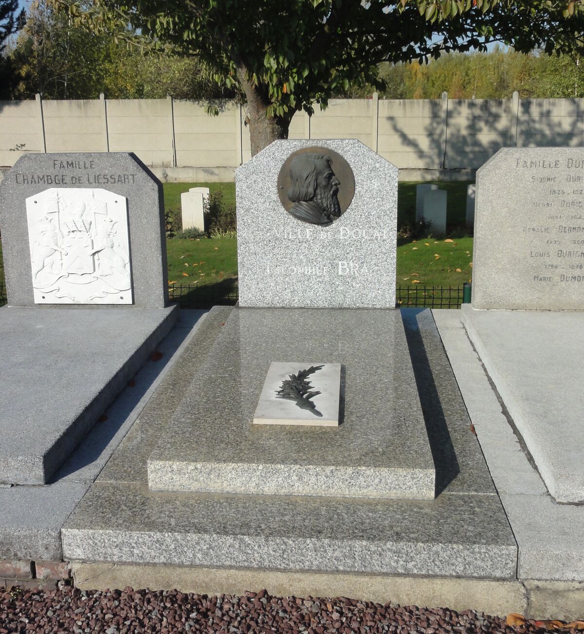 ملفDouai Cimetière de Douai, tombe de Théophile Bra (01).JPG المعرفة