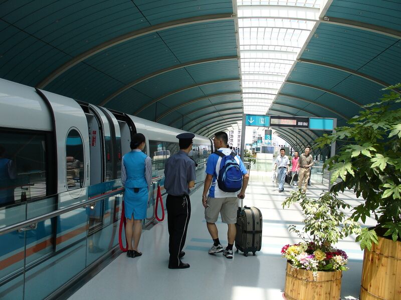 ملف:Maglev in Pudong station.JPG