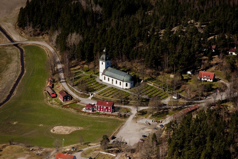 ملف:Tryserums kyrka från luften.jpg
