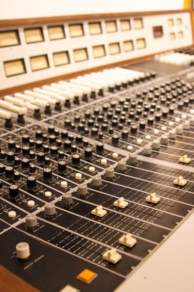 ملف:Ardent Studio Board.jpg