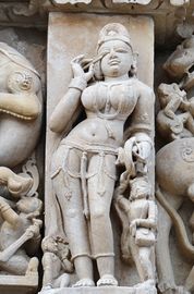 سوراسونداري تقوم بتكحيل عينها