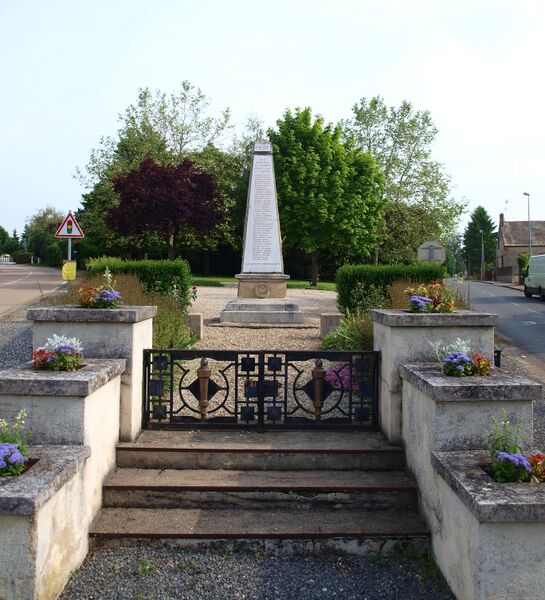 ملف:Domats-FR-89-monument aux morts-01.JPG