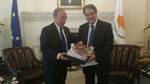 المدير العام لوزارة الخارجية الإسرائيلية، يوڤال روتم، يلتقي الرئيس القبرصي نيكوس أنستاسيادس في نيقوسيا في 3 أبريل 2017.