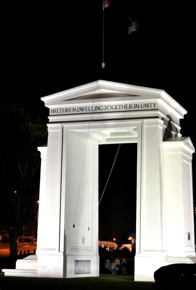 ملف:Peace Arch.JPG