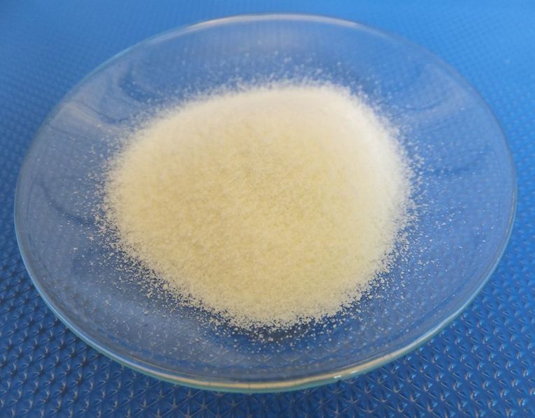 ملف:Stearinsäure auf Uhrglas.jpg