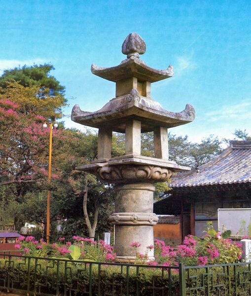 ملف:논산 관촉사 석등.jpg