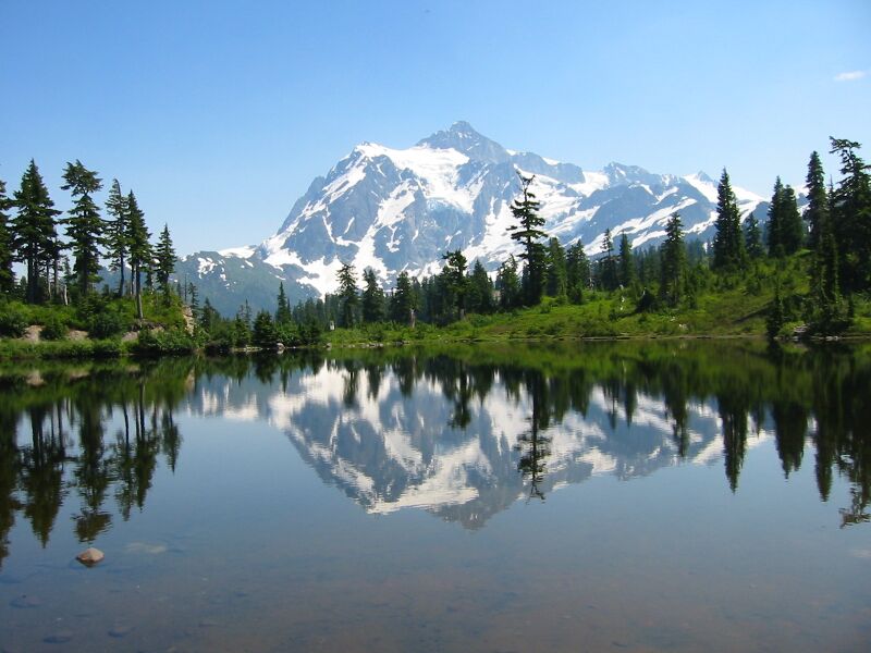 ملف:MountShuksanPictureLake.JPG
