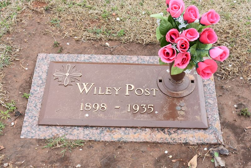ملف:Wiley Post gravestone.jpg