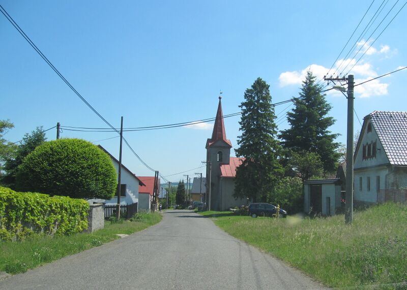 ملف:Benkovice, ulice ke kapli.jpg