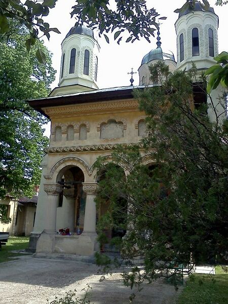 ملف:Biserica Manesti.jpg