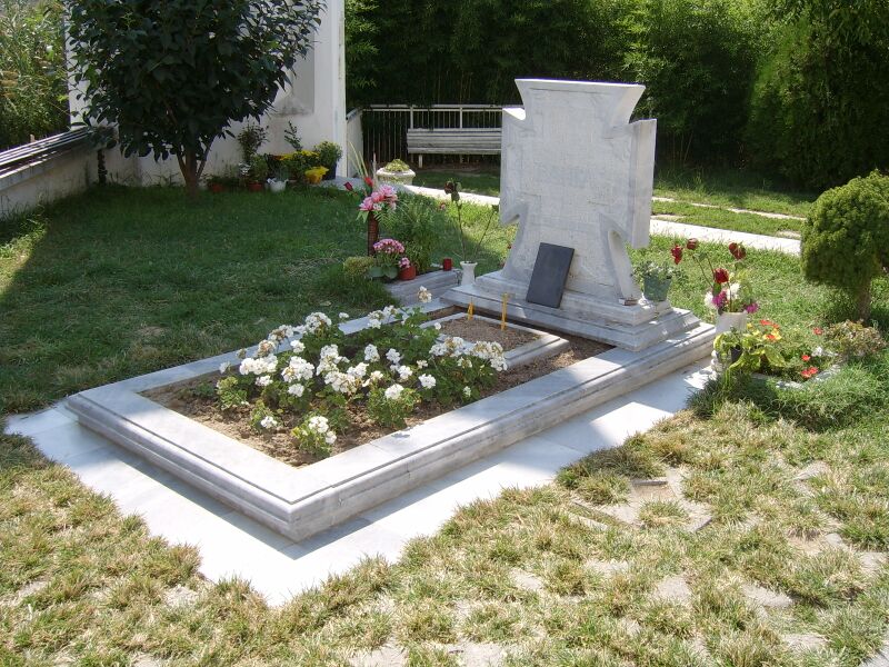 ملف:Vanga's-Grave-Rupite.JPG