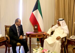 خالد الجار الله (يمين) وكيل وزارة الخارجية الكويتية، بلقاء مع محمد الحاج حمود (يسار) مستشار وزارة الخارجية العراقية (الكويت اكتوبر 2013)