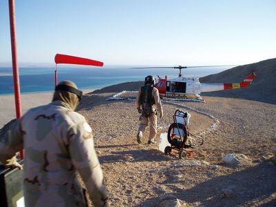 جنود USBATT و SUPBATT يستعدون لمغادرة جزيرة تيران. ويظهر البر السعودي في الخلفية.